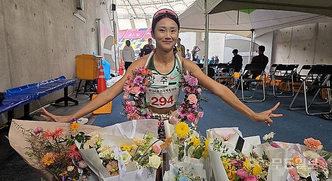 강다슬(광주시청)이 부산아시아드주경기장에서 열린 제106회 전국체전 여일부 육상 100m 경기를 마치고 기념촬영을 하고 있다. 한경국기자