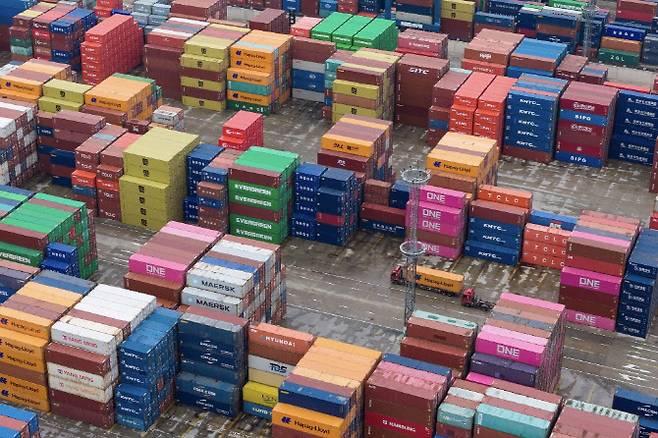 중국 동부 장쑤성 항구에 컨테이너가 쌓여 있다. (사진=AFP)