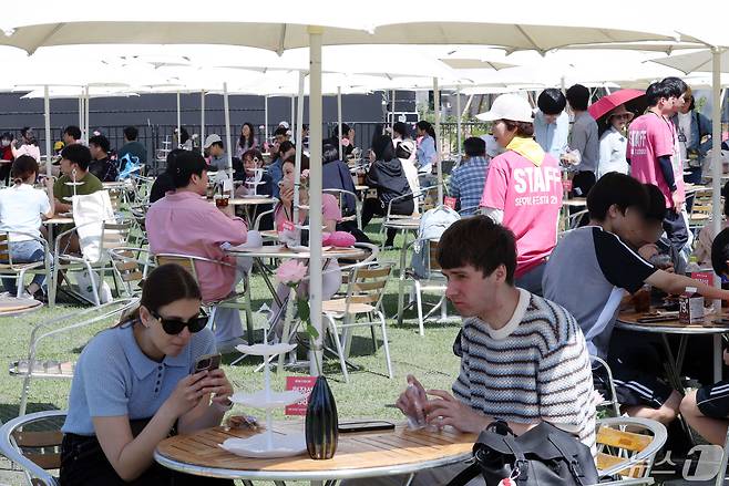 서울 중구 서울광장에서 열린 티타임 파티를 찾은 시민들이 파라솔 아래서 시원한 커피와 다과를 즐기고 있다. . 2024.5.2/뉴스1 ⓒ News1 박정호 기자