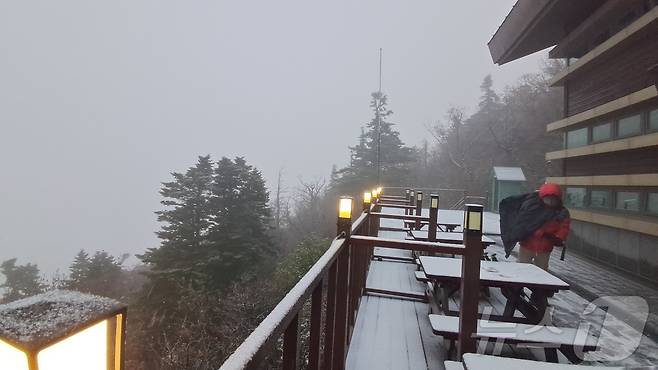 20일 오전 설악산 고지대에 올해 첫눈이 관측됐다. 올해 설악산 첫눈은 지난해(10월 19일)보다 하루 늦고 2023년(10월 21일)보다 1일 빠른 것이다.(설악산국립공원사무소 제공, 재판매 및 DB 금지) 2025.10.20/뉴스1 ⓒ News1 윤왕근 기자