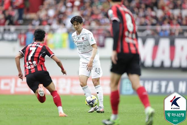 포항 유니폼을 입고 서울월드컵경기장에서 FC서울과 경기한 기성용(한국프로축구연맹 제공)