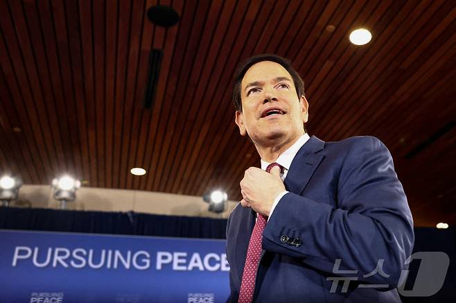 마르코 루비오 미국 국무장관이 지난 8월 15일(현지시간) 미국 알래스카 앵커리지의 엘멘도르프-리처드슨 합동 기지에서 열린 도널드 트럼프 미국 대통령과 블라디미르 푸틴 러시아 대통령 간 우크라이나 전쟁 종식을 위한 회담 기자회견장에서 인사하고 있다. ⓒ 로이터=뉴스1 ⓒ News1 류정민 특파원