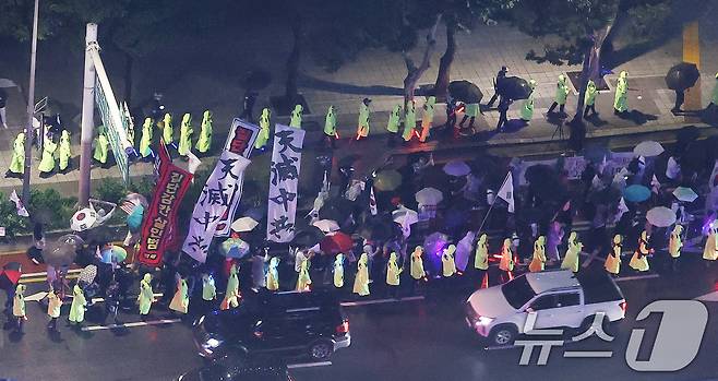 윤석열 전 대통령을 지지하는 보수 성향의 단체들이 19일 서울 명동에서 집회가 제한되자 종각 인근에서 ‘반중 시위’ 행진을 하고 있다.. 2025.9.19/뉴스1 ⓒ News1 박지혜 기자