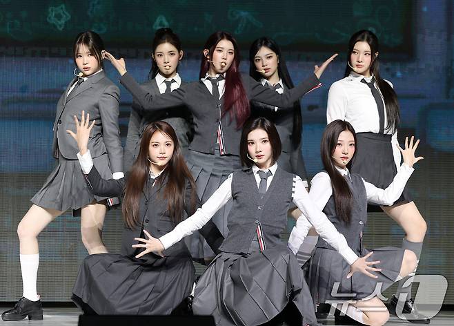 하츠투하츠(Hearts2Hearts)가 20일 서울 용산구 블루스퀘어에서 가진 첫 미니앨범 ‘FOCUS’(포커스)를 발매 쇼케이스에서 타이틀 곡 ‘포커스’를 선보이고 있다. 2025.10.20/뉴스1 ⓒ News1 권현진 기자