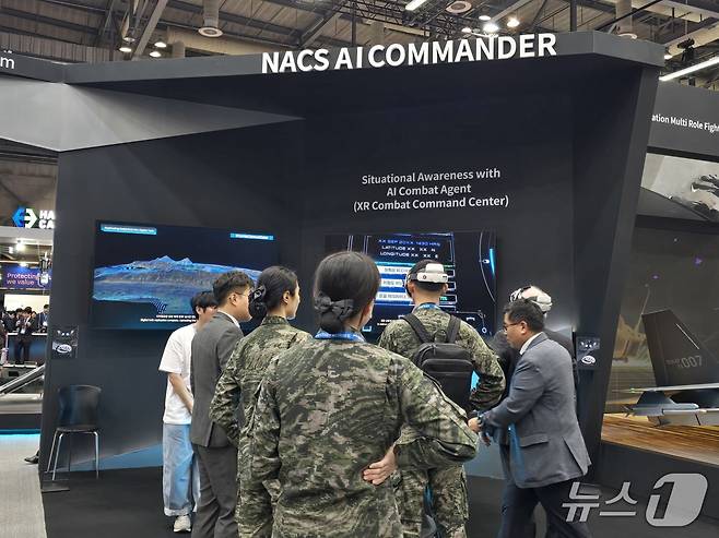 20일 일산 킨텍스에서 열린 '서울 국제 항공우주 및 방위산업 전시회(ADEX) 2025' 한국항공우주산업(KAI) 전시장 내 차세대공중전투체계(NACS)를 체험해 볼 수 있는 공간에 관람객들이 모여있는 모습. 2025.10.20/뉴스1 ⓒ News1 양새롬 기자