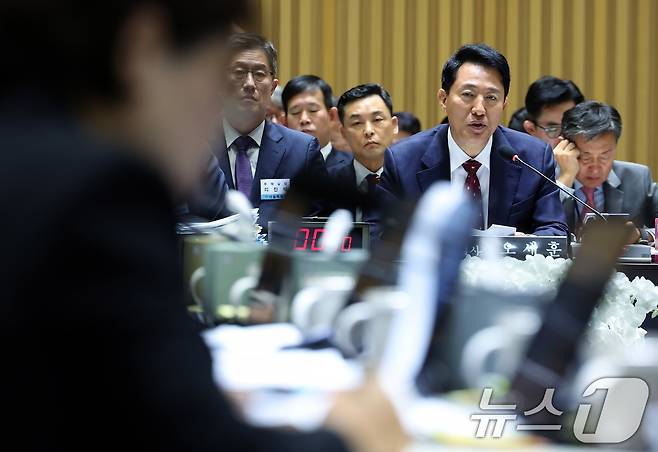 오세훈 서울시장이 20일 오전 서울 중구 서울시청에서 열린 국회 국토교통위원회의 서울시청에 대한 국정감사에서 의원 질의에 답하고 있다. 2025.10.20/뉴스1 ⓒ News1 박정호 기자