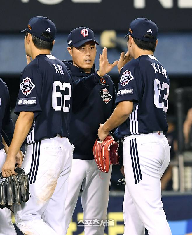 두산 조성환 감독대행(가운데)이 잠실구장에서 열린 2025 KBO리그 LG와의 경기에서 LG에 6-0으로 승리한 뒤 선수들과 하이파이브를 나누고 있다. 잠실 | 박진업 기자 upandup@sportsseoul.com