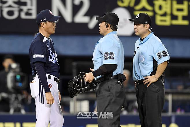 두산 조성환 감독대행(왼쪽)이 잠실구장에서 열린 2025 KBO리그 LG와의 경기 9회초 1사 1-3루 상황에서 타자 강승호의 송구 방해로 1루 주자 박준순의 2루 도루가 취소되자 심판진에게 항의하고 있다. 잠실 | 박진업 기자 upandup@sportsseoul.com