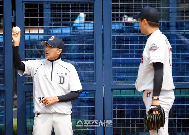 2020년 두산 투수코치 시절 김원형 감독(왼쪽). 잠실 | 최승섭기자 thunder@sportsseoul.com