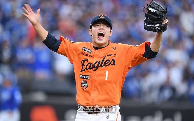 한화 투수 문동주가 18일 대전 한화생명볼파크에서 열린 2025 KBO 포스트시즌 플레이오프 1차전 삼성과 경기 7회초 2사 상대 김지찬을 내야땅볼로 처리한 후 환호하고 있다. 대전 | 최승섭기자 thunder@sportsseoul.com