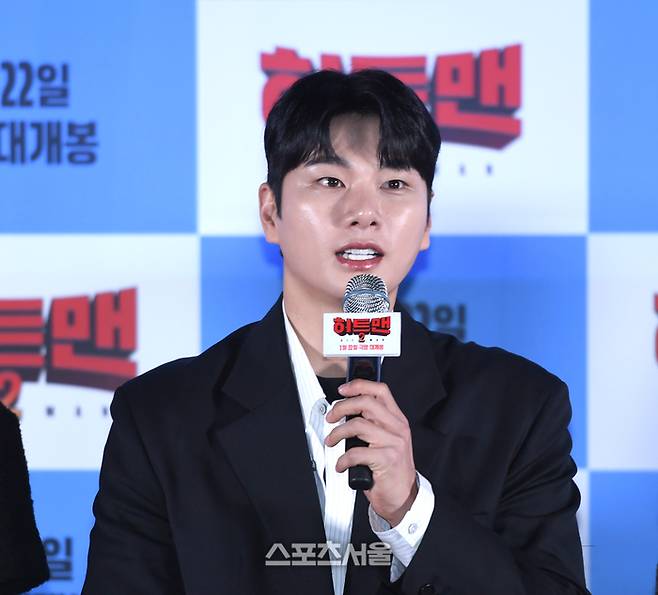 이이경이 15일 CGV 용산아이파크몰에서 열린 영화 ‘히트맨2’ 언론시사회에서 인사말을 하고 있다.  ‘히트맨2’는 대히트 흥행 작가에서 순식간에 ‘뇌절작가’로 전락한 ‘준’이 야심 차게 선보인 신작 웹툰을 모방한 테러가 발생하고, 하루아침에 범인으로 몰리면서 벌어지는 코믹 액션 영화로 22일 개봉 예정이다.  2025. 1. 15. 최승섭기자 thunder@sportsseoul.com