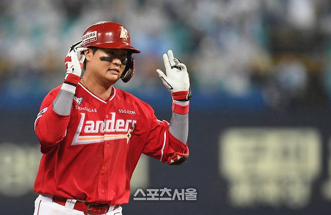 SSG 고명준이 13일 대구 삼성라이온즈파크에서 열린 2025 KBO리그 삼성과 준플레이오프(준PO) 3차전 9회초 무사 1루 삼성 배찬승을 상대로 추격 2점 홈런을 치고 세리머니를 하고 있다. 대구 | 박진업 기자 upandup@sportsseoul.com