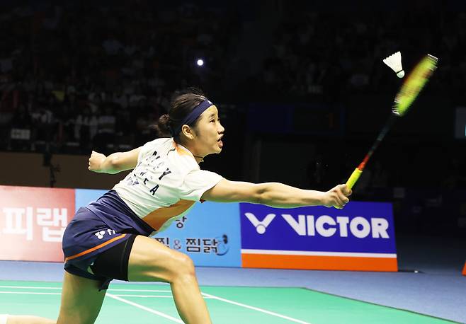 안세영이 28일 경기도 수원체육관에서 열린 세계배드민턴연맹(BWF) 월드투어 슈퍼 500 코리아오픈 여자단식 결승에서 일본 야마구치 아카네와 경기를 하고 있다. 사진 | 연합뉴스
