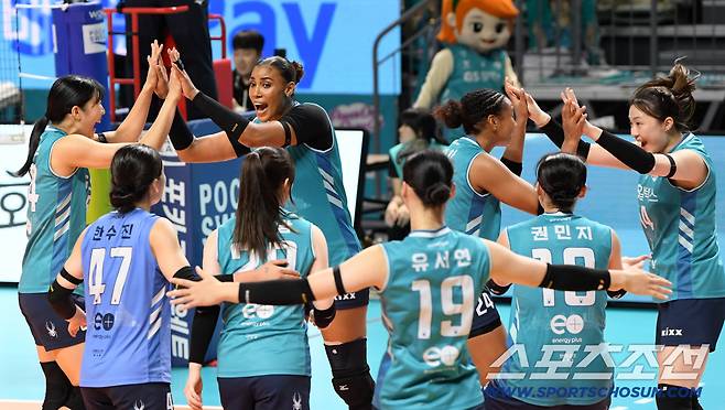 19일 장충체육관에서 열린 V리그 GS칼텍스와 IBK기업은행의 경기. 승리한 GS칼텍스 선수들이 기뻐하고 있다. 장충=박재만 기자 pjm@sportschosun.com/2025.10.19/