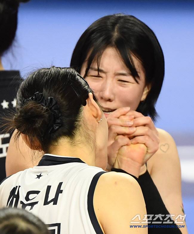 20일 화성체육관에서 열린 IBK 기업은행과 도로공사의 경기. 도로공사가 세트스코어 3대0으로 승리했다. 강소휘가 매치포인트 블로킹을 성공시킨 배유나의 손을 잡으며 기뻐하고 있다. 화성=정재근 기자 cjg@sportschosun.com/2025.2.20/