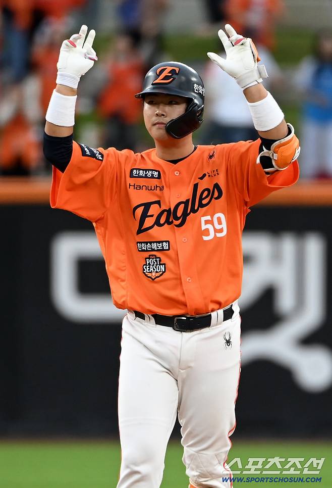 19일 대전한화생명볼파크에서 열린 삼성과 한화의 PO 2차전. 9회말 1사 2루 허인서가 1타점 2루타를 치고 기뻐하고 있다. 대전=허상욱 기자wook@sportschosun.com/2025.10.19/