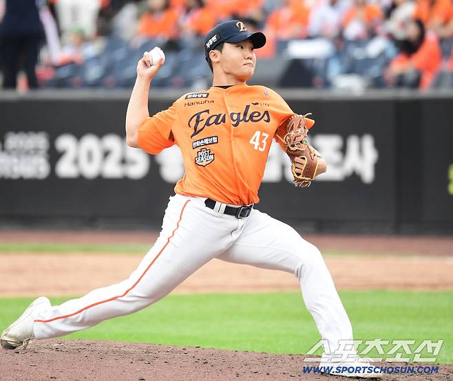 19일 대전 한화생명볼파크에서 열린 삼성과 한화의 PO 2차전. 5회 마운드 올라 투구하는 한화 정우주. 대전=송정헌 기자songs@sportschosun.com/2025.10.19/