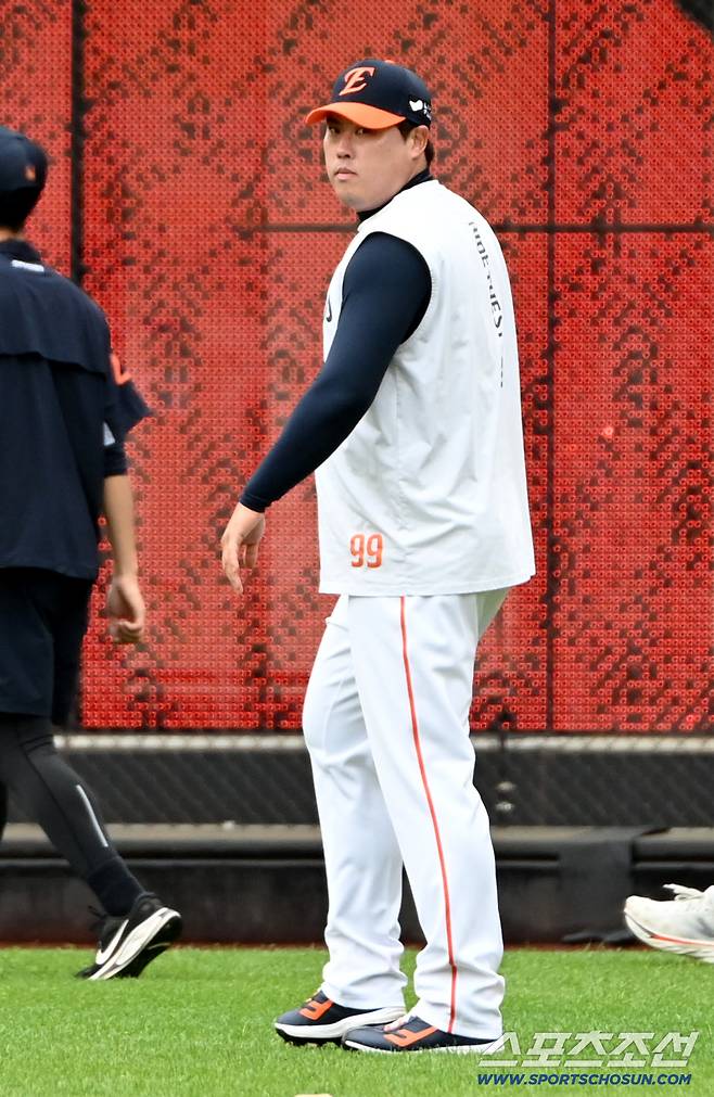 18일 대전 한화생명볼파크에서 삼성과 한화의 PO 1차전, 한화 류현진이 워밍업을 하고 있다. 대전=허상욱 기자wook@sportschosun.com/2025.10.18/