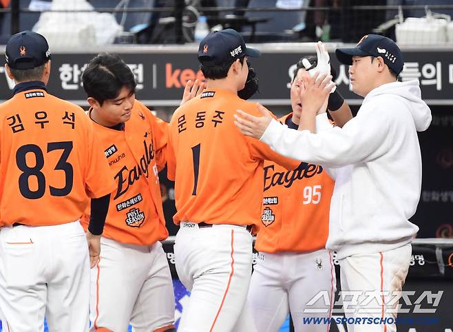 18일 대전 한화생명볼파크에서 열린 삼성과 한화의 PO 1차전. 8회 투구를 마치고 동료들과 하이파이브를 나누고 있는 문동주. 대전=송정헌 기자songs@sportschosun.com/2025.10.18/