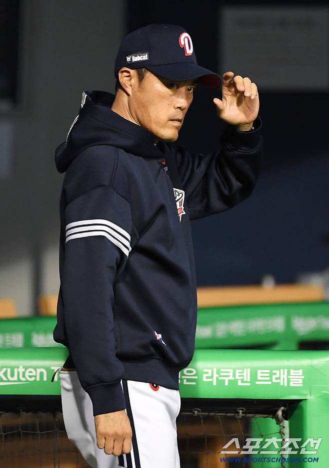 30일 잠실구장에서 열린 LG 트윈스와 두산 베어스의 경기. 두산 조성환 감독대행이 경기를 준비하고 있다. 잠실=박재만 기자 pjm@sportschosun.com/2025.09.30/