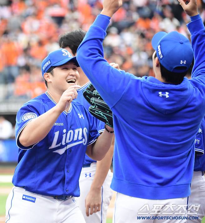 19일 대전 한화생명볼파크에서 열린 삼성과 한화의 PO 2차전. 7회 투구를 마치고 원태인과 함께 기뻐하는 최원태. 대전=송정헌 기자songs@sportschosun.com/2025.10.19/