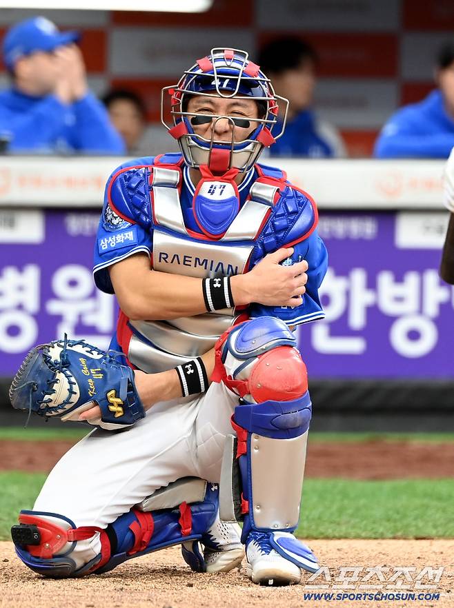 18일 대전한화생명볼파크에서 열린 삼성과 한화의 PO 1차전. 문현빈의 타구를 맞고 괴로워하는 강민호의 모습. 대전=허상욱 기자wook@sportschosun.com/2025.10.18/