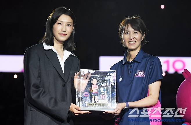 18일 인천 삼산월드체육관 열린 V리그 흥국생명과 정관장의 경기 종료 후 김연경 은퇴식이 열렸다. 김연경이 요시하라 토모코 감독 감독과 기념 촬영을 하고 있다. 인천=박재만 기자 pjm@sportschosun.com/2025.10.18/