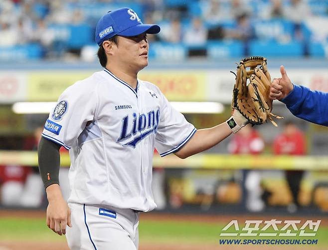 13일 대구 라이온즈파크에서 열린 SSG와 삼성의 준PO 3차전. 6회초 2사 1루 최지훈의 강습타구를 2루수 류지혁이 침착하게 처리한 후 환영받고 있다. 대구=정재근 기자 cjg@sportschosun.com/2025.10.13/