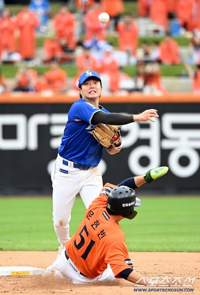 18일 대전한화생명볼파크에서 열린 삼성과 한화의 PO 1차전. 4회말 1사 1,3루 노시환의 내야땅볼�� 1루주자 문현빈이 2루 포스아웃되고 있다. 삼성 2루수는 류지혁. 대전=허상욱 기자wook@sportschosun.com/2025.10.18/