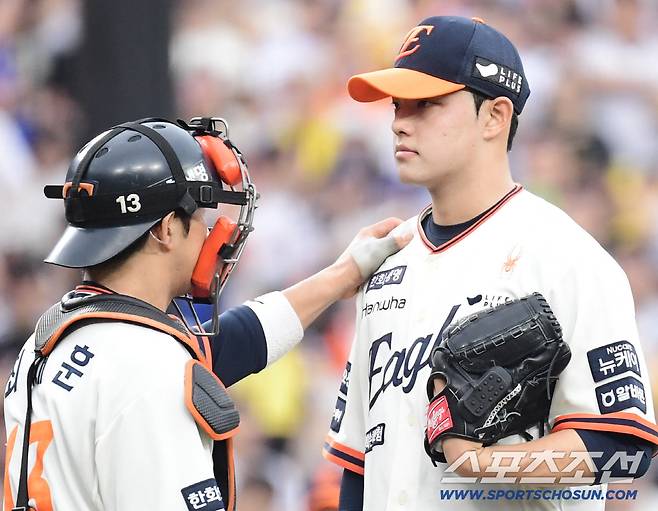 27일 대전 한화생명볼파크에서 열린 KBO리그 한화와 LG의 경기. 1회초 문동주와 대화를 나누고 있는 최재훈 포수. 대전=송정헌 기자songs@sportschosun.com/2025.09.27/
