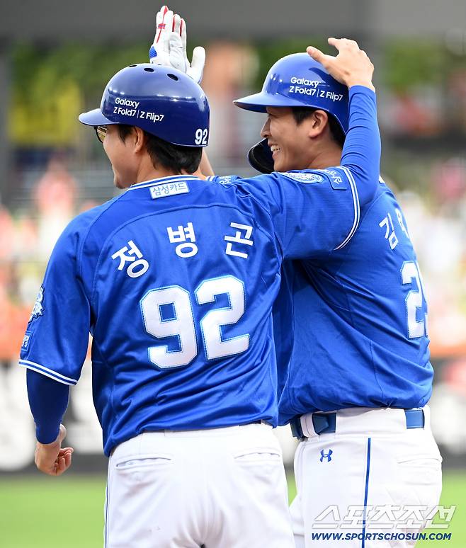 19일 대전한화생명볼파크에서 열린 삼성과 한화의 PO 2차전. 3회초 2사 1루 김태훈이 적시타를 치고 기뻐하고 있다. 대전=허상욱 기자wook@sportschosun.com/2025.10.19/