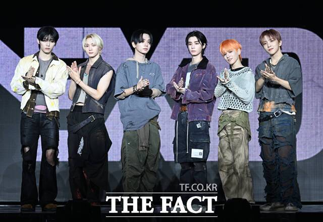 그룹 보이넥스트도어의 태산 성호 명재현 이한 리우 운학(왼쪽부터)이 20일 오후 서울 강서구 KBS아레나에서 열린 다섯 번째 미니 앨범 'The Action(디 액션)' 발매 기념 미디어 쇼케이스에 참석해 포즈를 취하고 있다./이새롬 기자