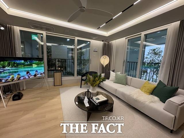 김포풍무 호반써밋은 지하 2층~지상 27층, 9개 동, 전용면적 84~186㎡, 총 956가구로 지어진다. 사진은 견본주택에 마련된 84㎡B 유니트의 거실이다. /공미나 기자