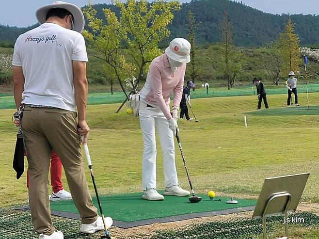 화순 고인돌배 파크골프대회 참가자들이 열띤 승부를 펼치고 있다. 사진 김종석