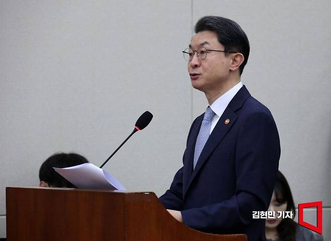 이억원 금융위원장이 20일 국회 정무위원회에서 열린 금융위원회 등에 대한 국정감사에서 선서하고 있다. 2025.10.20 김현민 기자