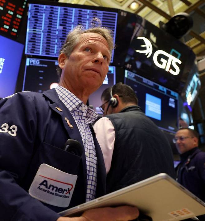 지난 17일(현지시간) 미국 뉴욕증권거래소(NYSE) 거래장에서 한 트레이더가 업무를 보고 있다. 로이터연합뉴스