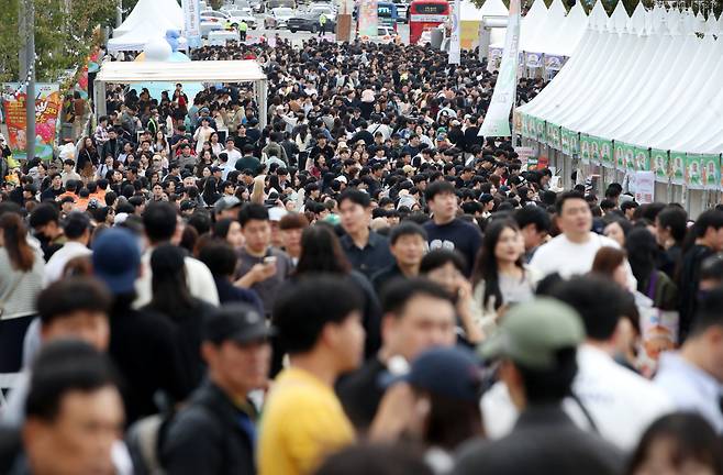 18일 오후 대전 동구 소재동 카페거리와 대동천 일원에서 열린 ‘2025 대전 빵축제’에 많은 관광객이 찾아 축제를 즐기고 있다. 올해로 5회째를 맞은 이번 빵축제에는 대전지역 유명 빵집 102곳이 참여했다. /신현종 기자