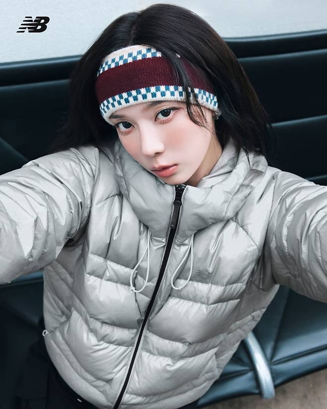 뉴발란스 앰버서더 에스파 윈터가 '플라잉 77 구스다운' 라이트 그레이 색상을 입고 있다. /뉴발란스