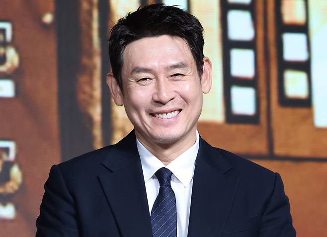 배우 설경구가 14일&nbsp;JW 메리어트&nbsp;동대문 스퀘어 서울에서 열린 넷플릭스 영화&nbsp;’굿뉴스’의 제작발표회에 참석해 미소를 짓고 있다. /뉴스1