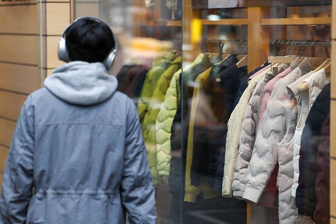 서울 명동 거리 한 의류점에 다양한 색상과 디자인의 경량 패딩 제품이 걸려있다. /연합뉴스