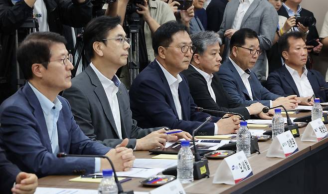 2025년 8월 14일 서울 중구 직업능력심사평가원에서 열린 중대재해 근절을 위한 건설사 간담회에 참석한 건설사 CEO들이 김영훈 고용노동부 장관의 발언을 듣고 있다. / 연합뉴스