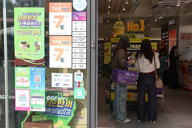 중국인 단체 관광객의 무비자 입국이 허용되면서 서울 명동의 편의점 매출이 증가한 1일 관광객들이 명동의 한 편의점에서 물품을 구매하고 있다.    지난 29일 서울 명동의 편의점 GS25 매장의 외국인 결제수단(알리페이·위챗페이 등) 매출은 지난주 같은 요일 대비 100배 늘었다. /연합뉴스