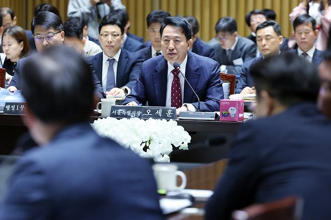 오세훈 서울시장이 20일 오전 서울 중구 서울시청에서 열린 국회 국토교통위원회의 서울시청에 대한 국정감사에서 의원 질의에 답하고 있다./뉴스1