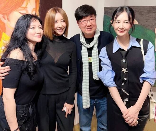 왼쪽부터 가수 이지연, 김완선, 방송인 임백천, 배우 채시라./김완선 인스타그램 캡처