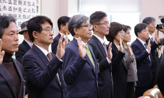 김재호 춘천지방법원장(왼쪽 세번째)이 20일 국회에서 열린 2025년도 법제사법위원회 국정감사에 기관 증인으로 출석해 선서하고 있다. 연합뉴스.