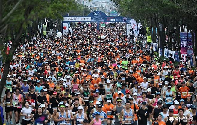 2025 경주국제마라톤 참가자들이 18일 출발지인 경주시민운동장에서 힘차게 출발하고 있다. 9월 세계육상연맹(WA)으로부터 ‘엘리트 라벨’ 인증을 받은 올해 경주국제마라톤에는 역대 최다인 1만5000여 명이 참가해 가을 달리기를 만끽했다. 경주=양회성 기자 yohan@donga.com