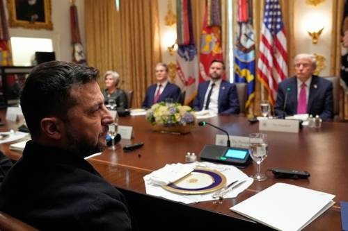 지난 17일(현지시간) 백악관에서 회동한 볼로디미르 젤렌스키 대통령(왼쪽)과 도널드 트럼프 미국 대통령. AP 연합뉴스