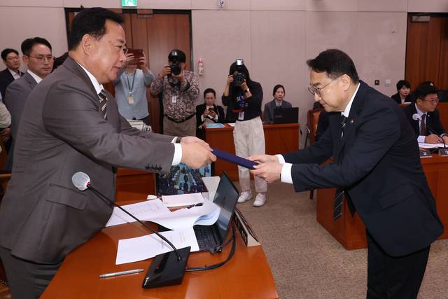 김인호 산림청장이 20일 국회 농림축산식품해양수산위원회에서 열린 산림청 등에 대한 국정감사에서 증인선서 후 선서문을 더불어민주당 소속 어기구 위원장에게 제출하고 있다. [연합뉴스]