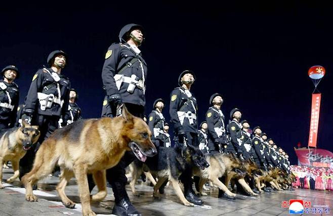 군견을 앞세운 사회안전특수기동대 병력이 지난 10일 평양 김일성광장에서 열린 노동당 창건 80주년 기념 열병식에 등장했다. 조선중앙통신 캡처