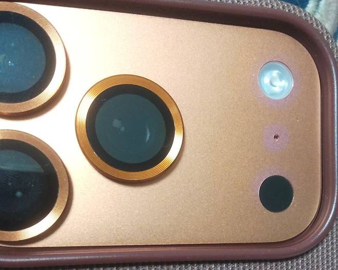 국내 한 네티즌이 케이스가 덮지 못한 부분만 변색됐다며 올린 아이폰 17 프로. 온라인 커뮤니티 캡처